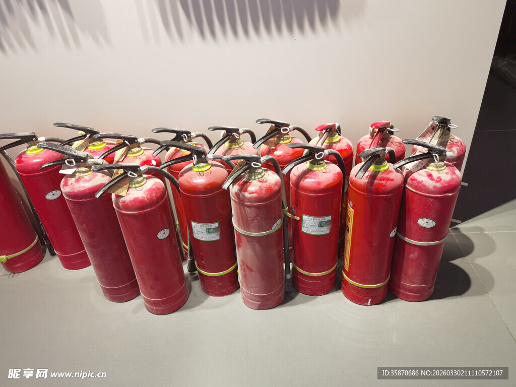 一排红色灭火器整齐摆放