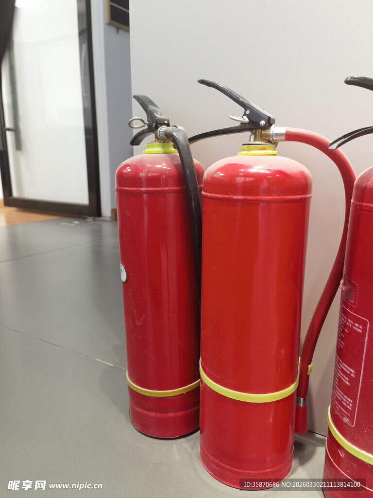 室内排列的红色灭火器