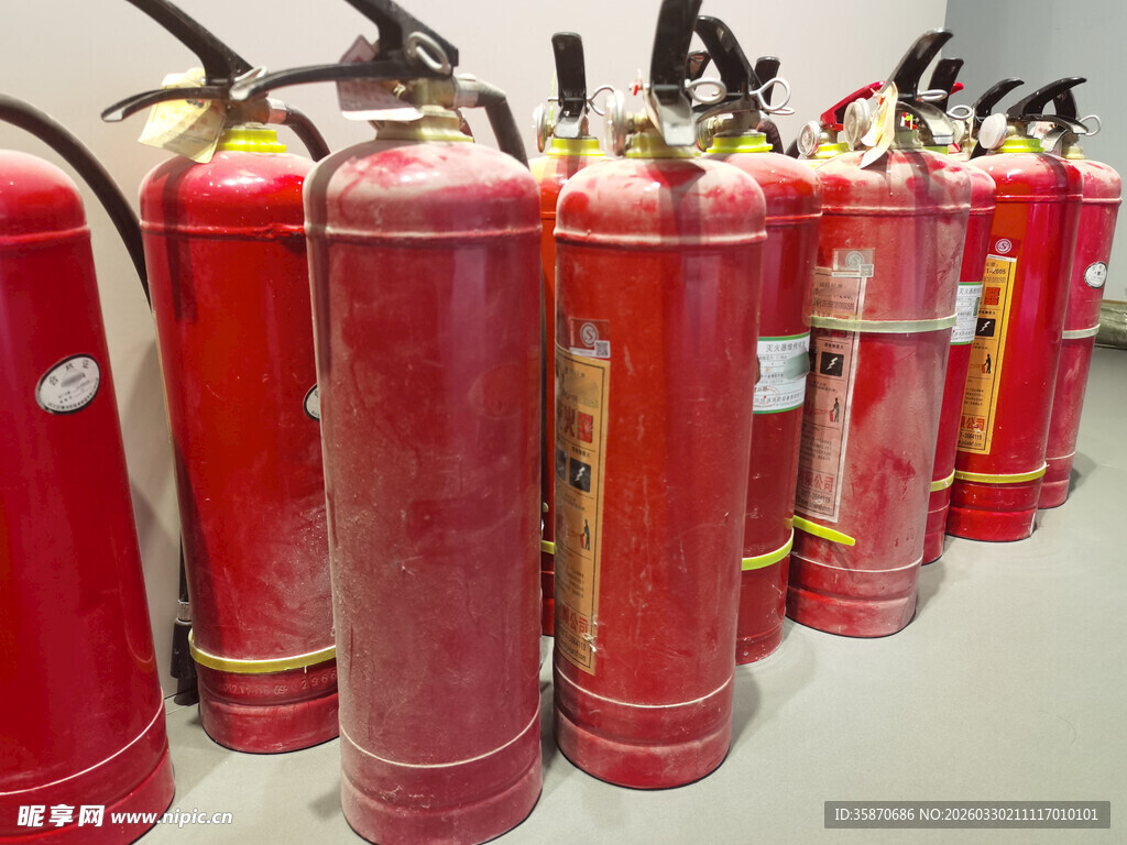 整齐排列的红色灭火器