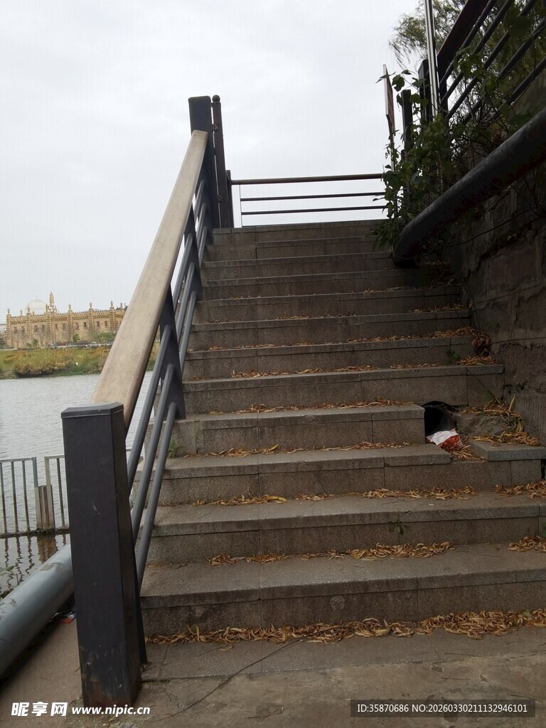 河边木质阶梯景观