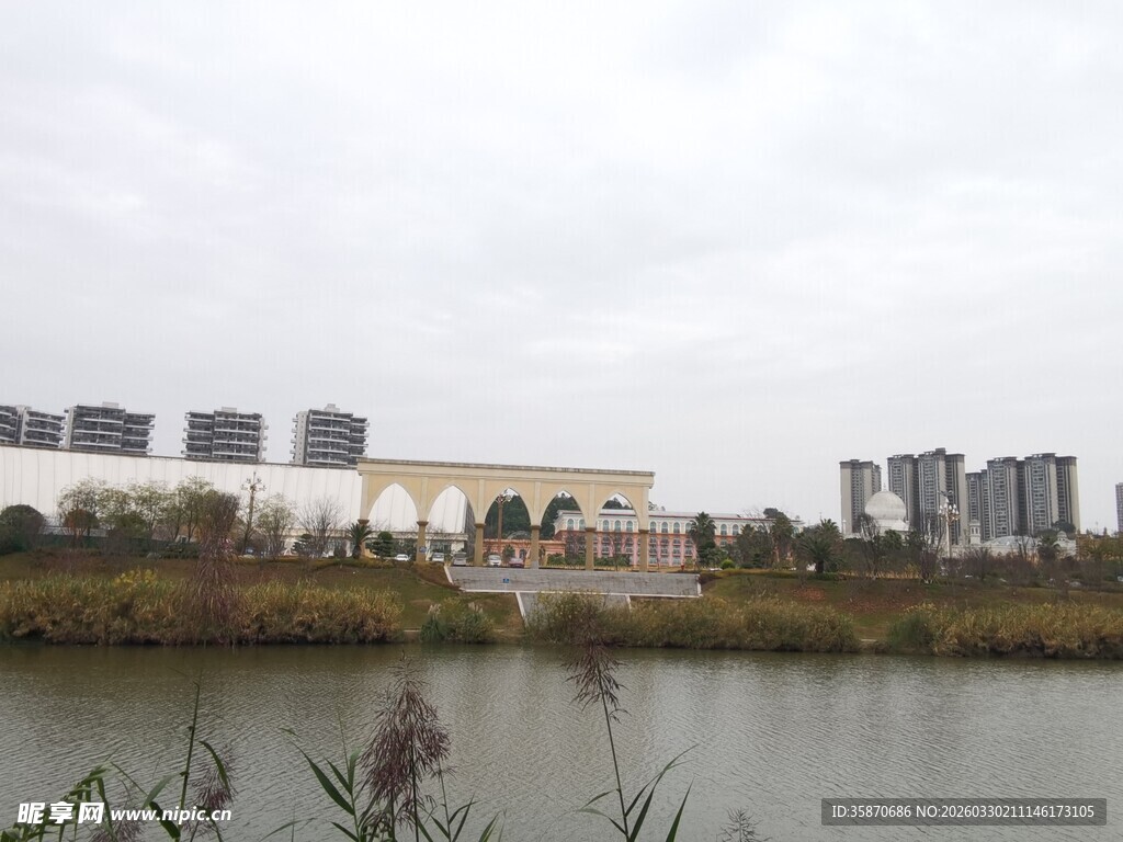 湖畔城市风光