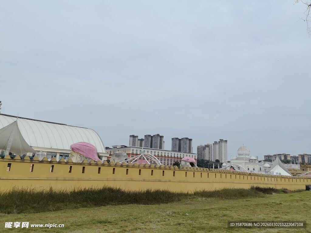 城市边的开阔草地与建筑