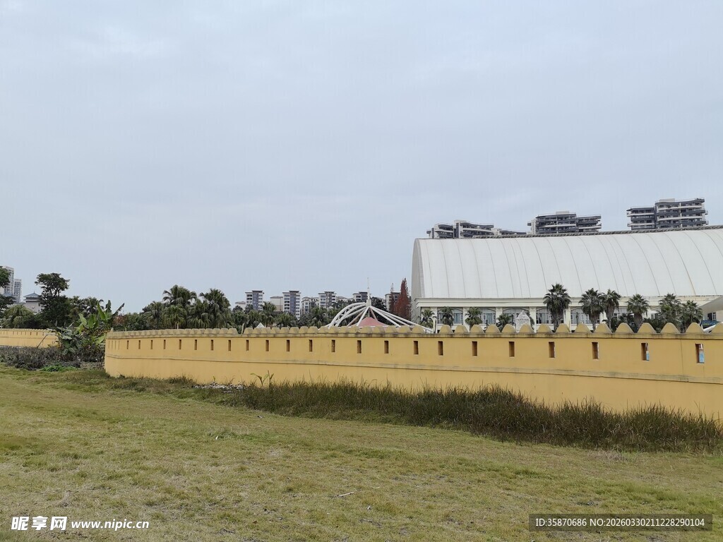 黄色围墙旁的开阔草地