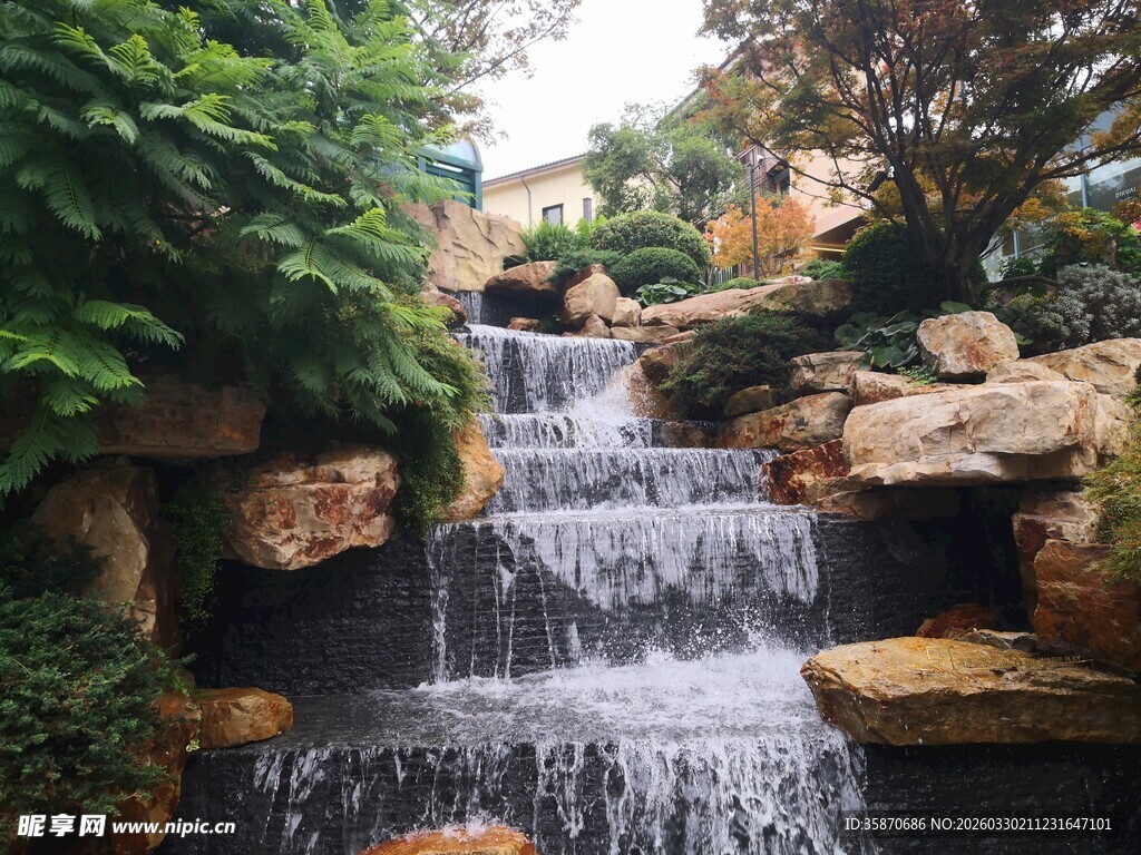 庭院中的精致小瀑布