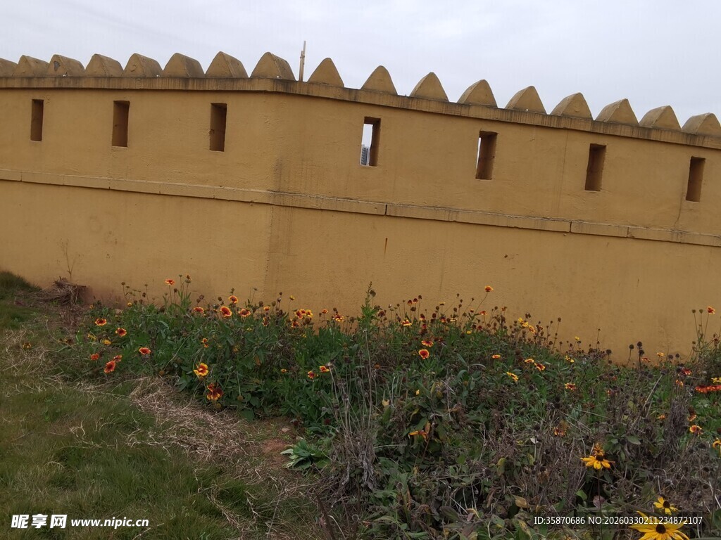 古老城墙与周边花草景致