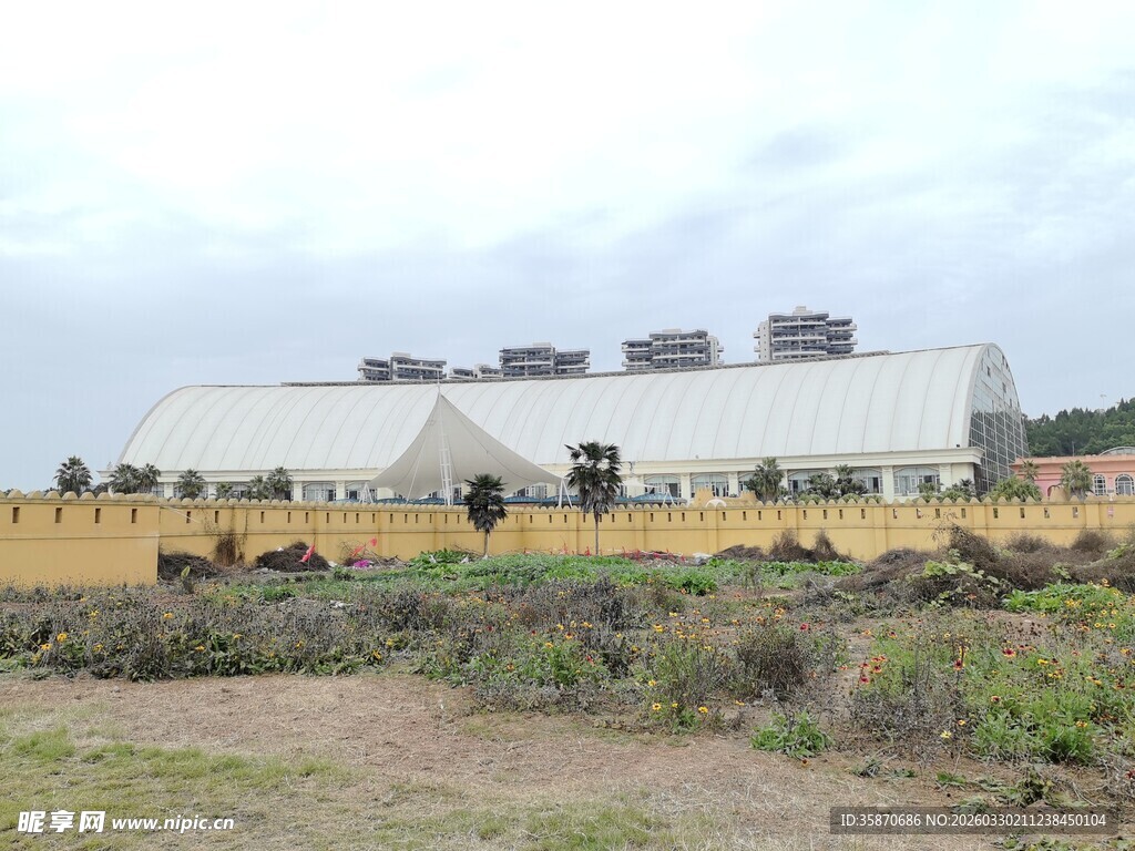 郊外大型白色建筑与草地