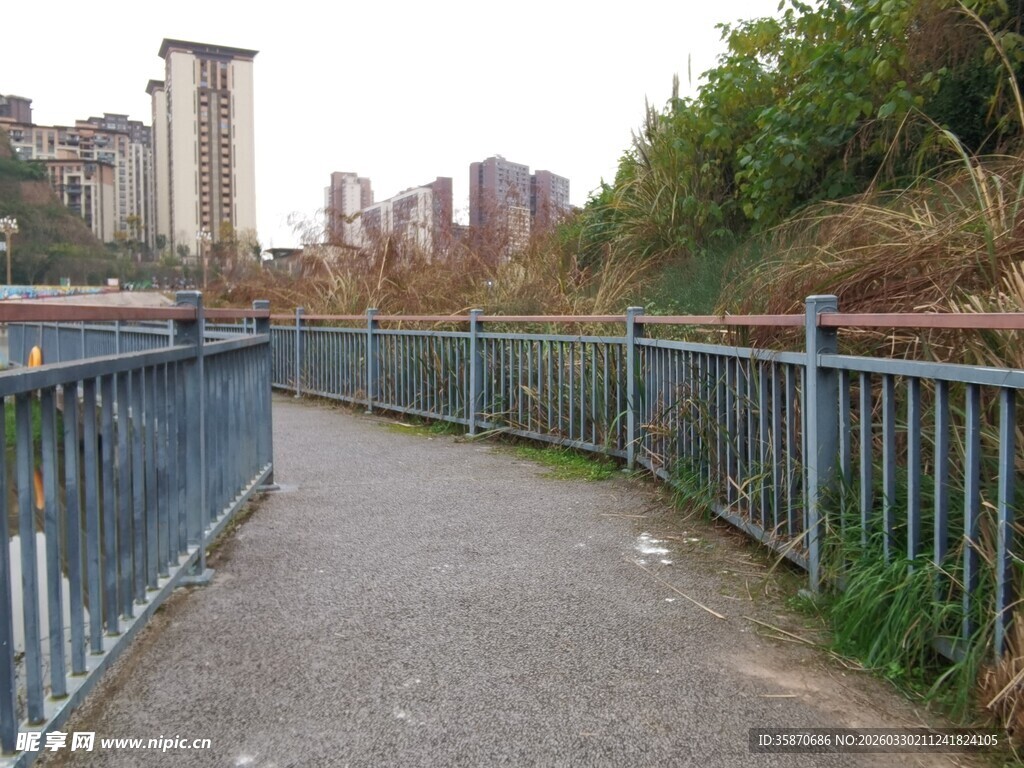 河边步道护栏相伴的景致