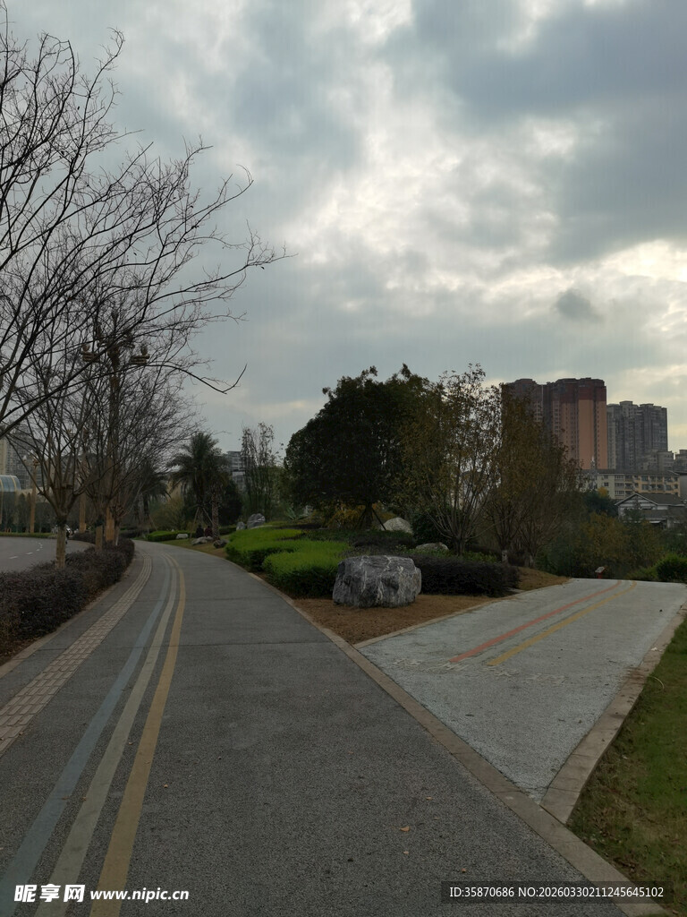 城郊空旷道路风景