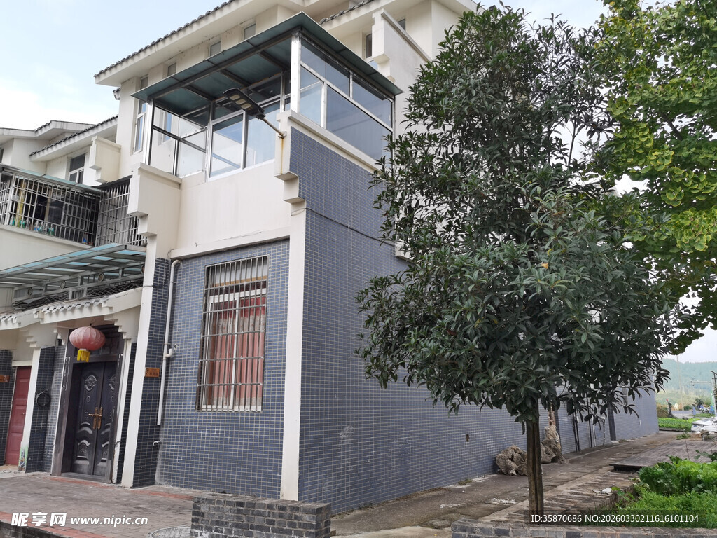 乡村两层灰蓝色民居建筑