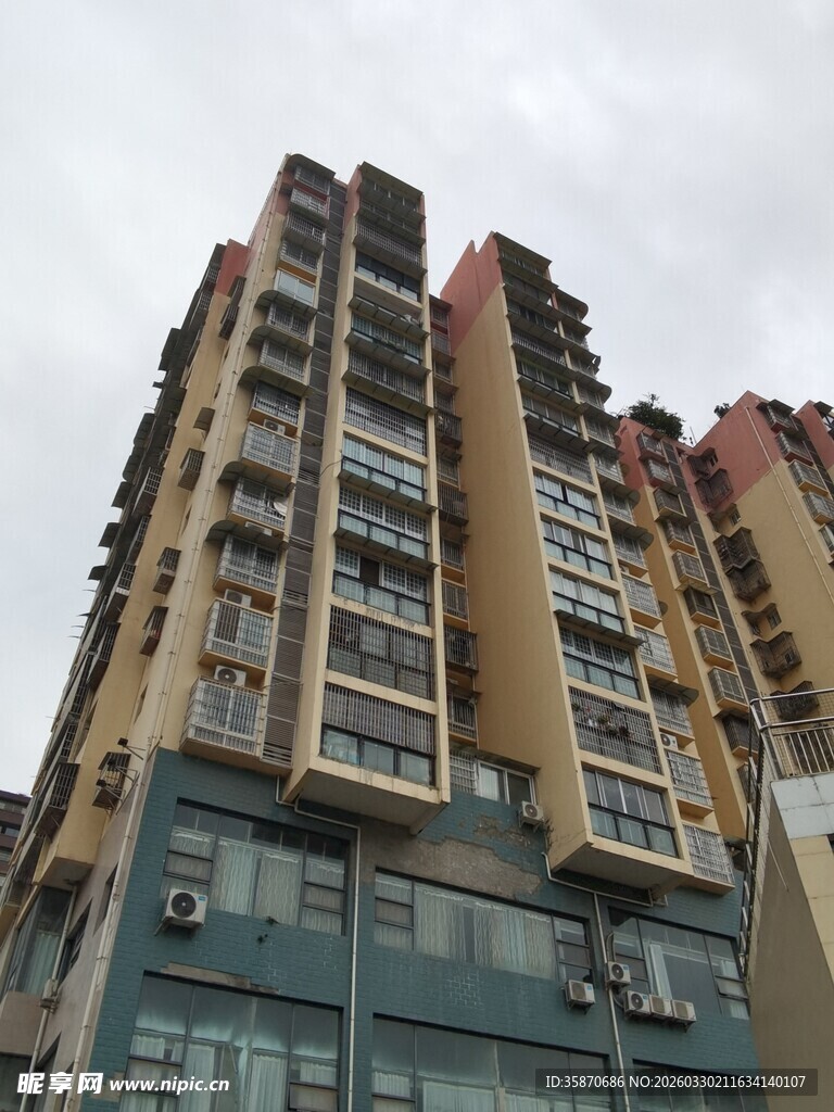 高层居民楼外观
