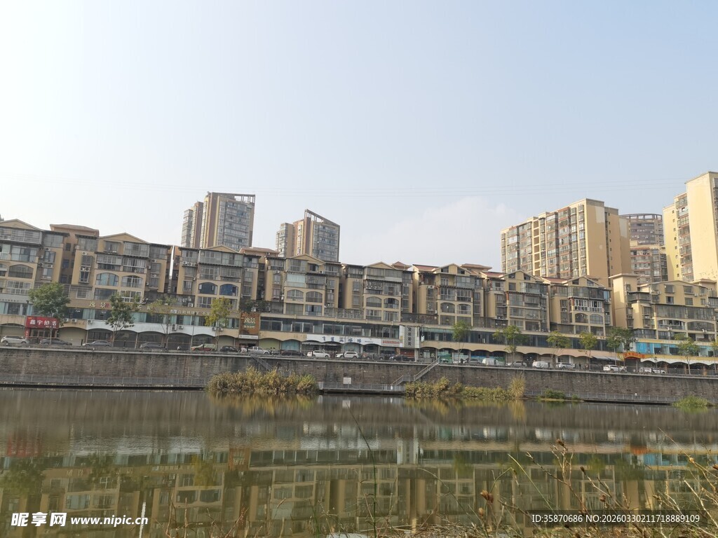 河畔城市建筑景观