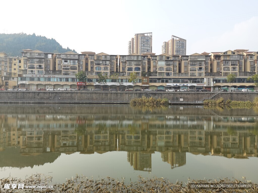 河畔城市景观倒影