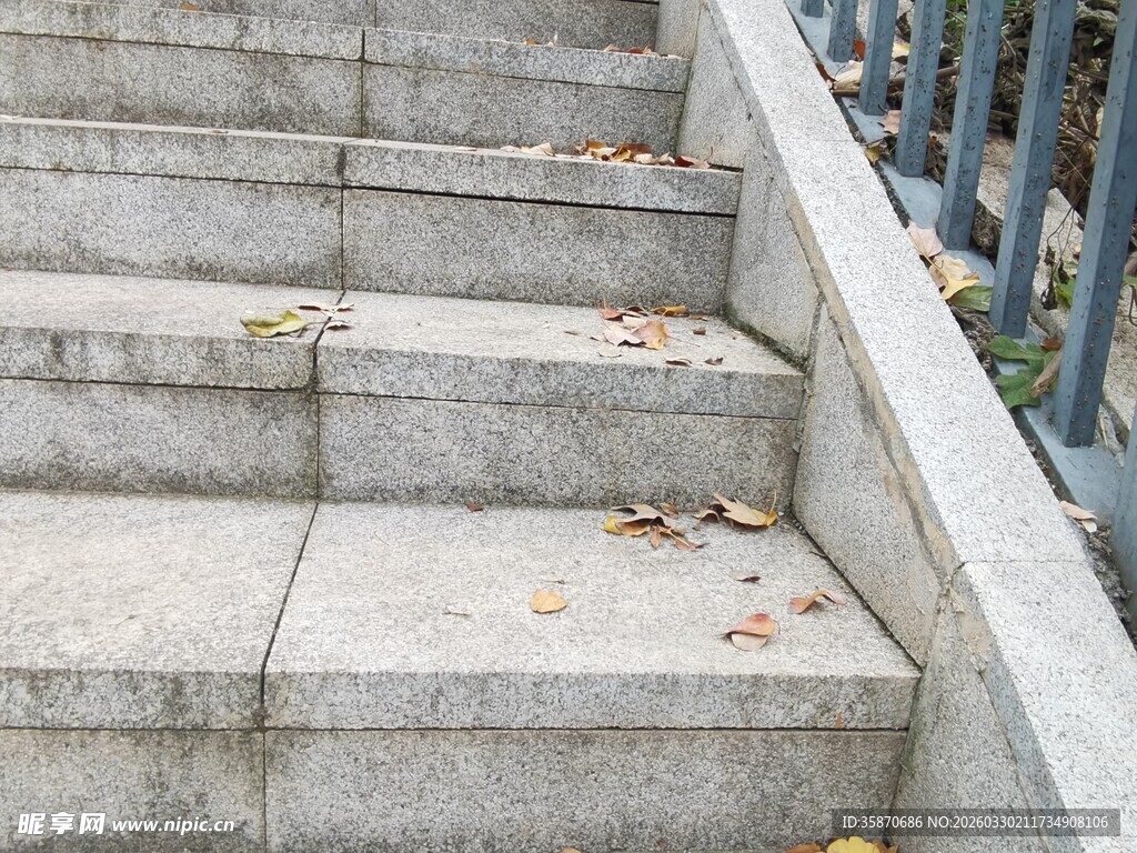 户外水泥台阶上的落叶