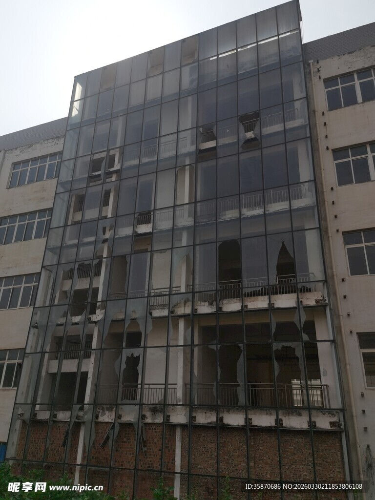 老旧玻璃幕墙办公楼外观