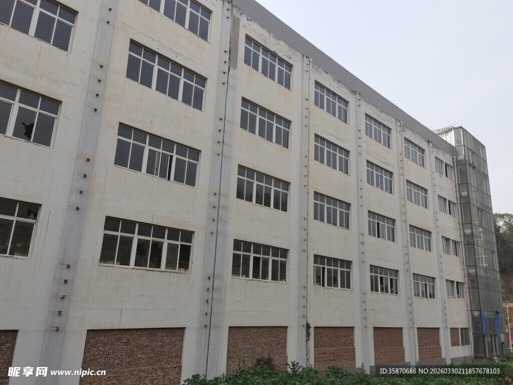 多层白色厂房外观景象