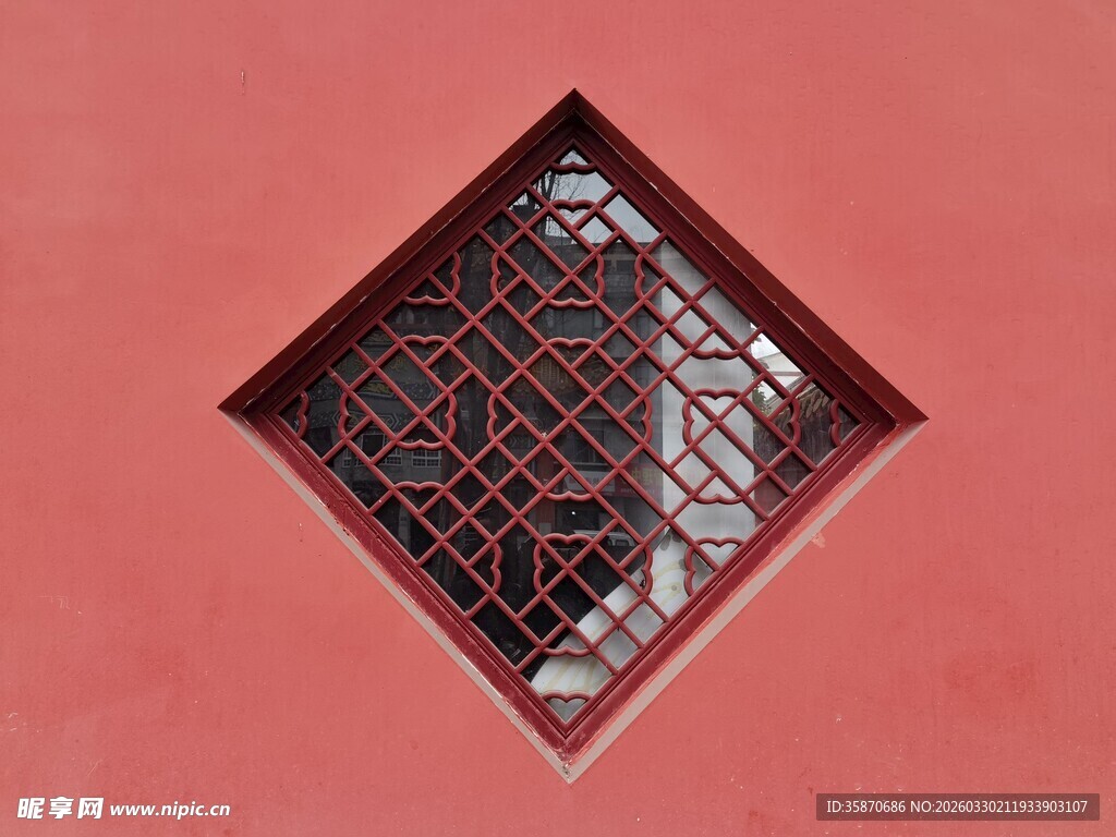 中式红墙菱形镂空窗