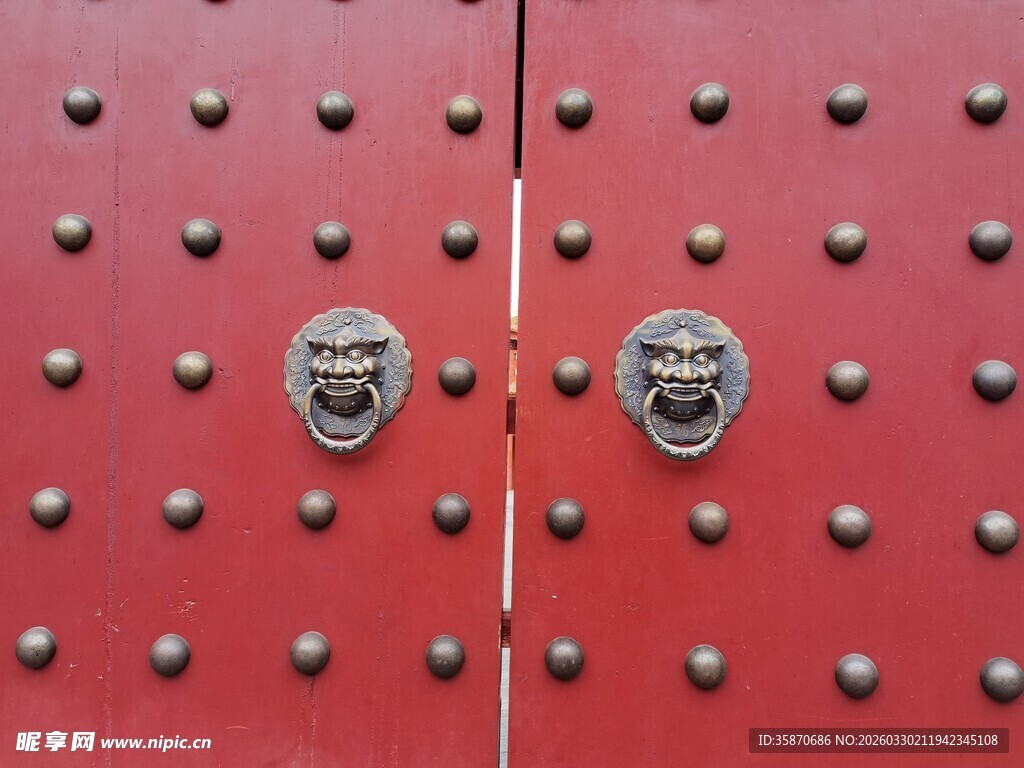 中式红门双狮头门环