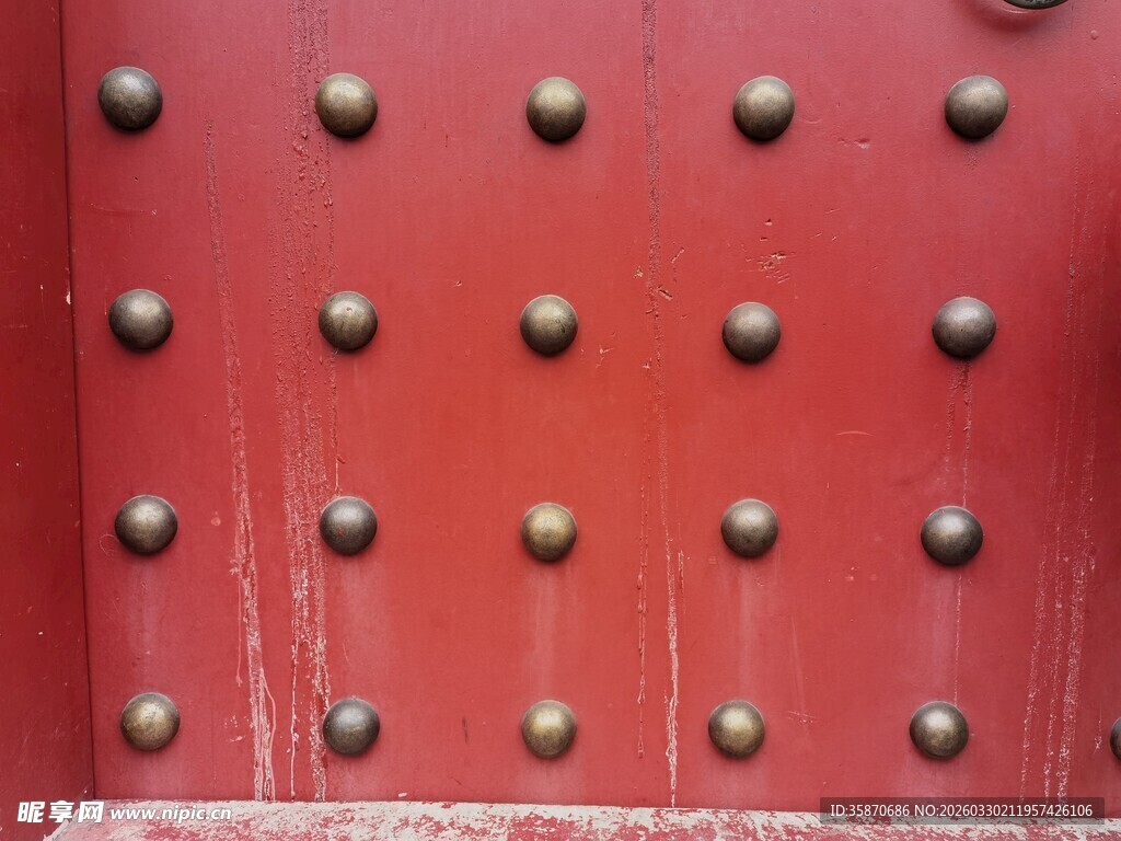 红门铜钉特写