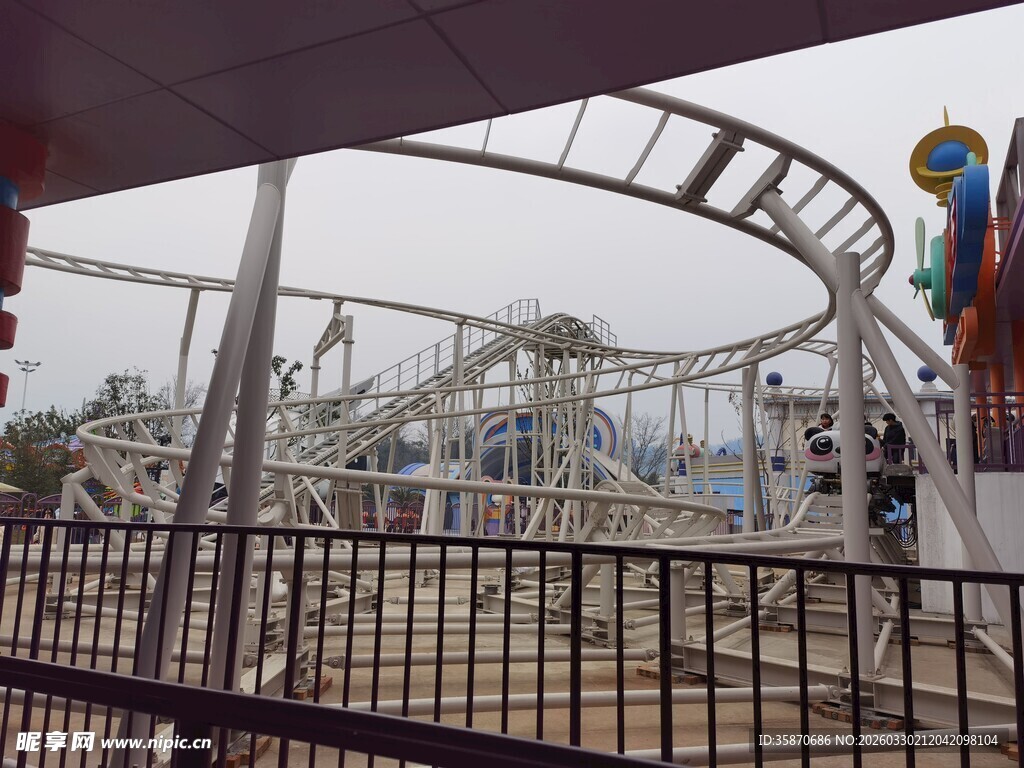 游乐园中的过山车设施