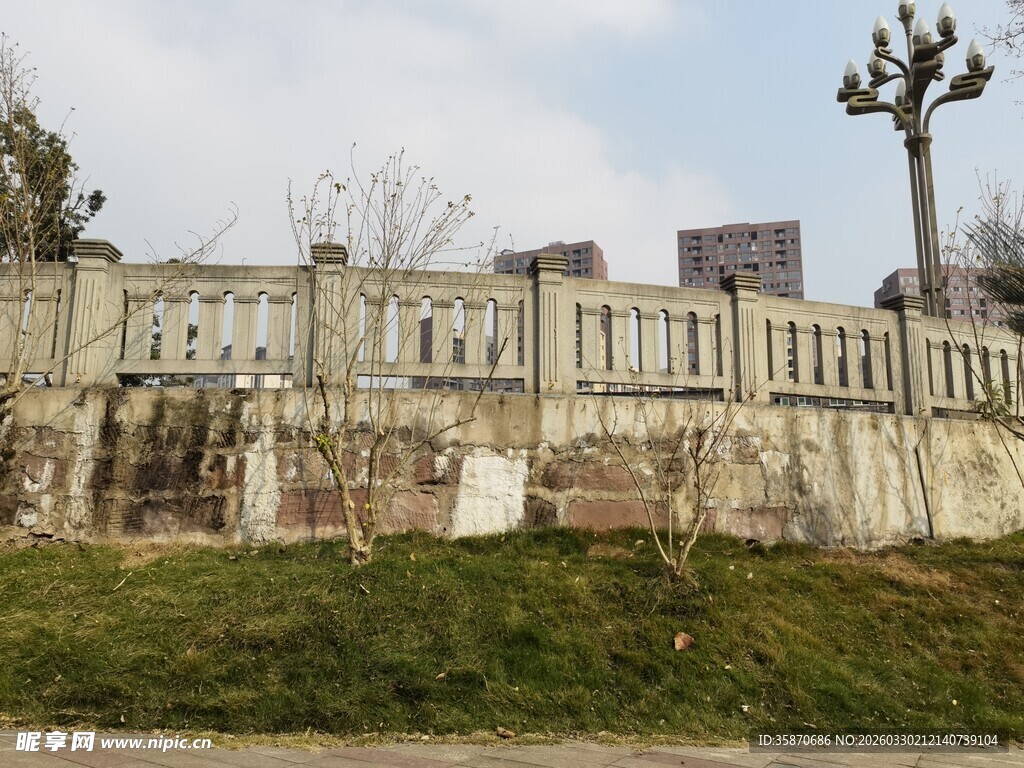 古老围墙与独特路灯景观