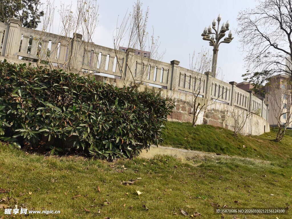 花园中的石栏杆与绿植