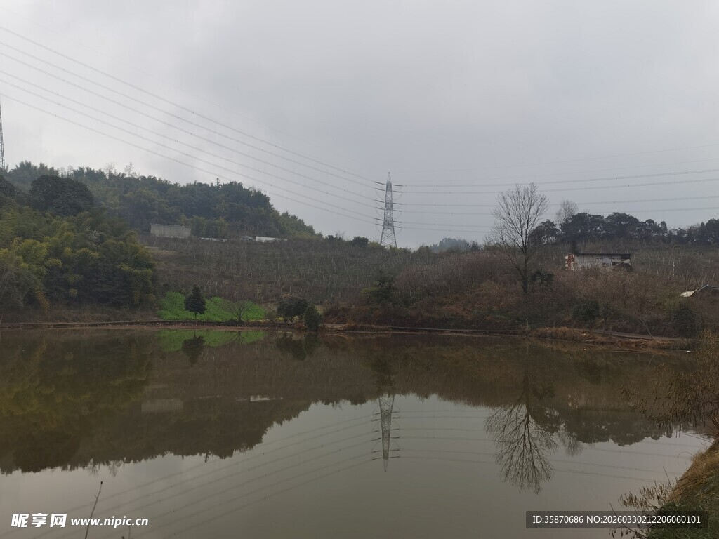 乡村宁静湖水风景图