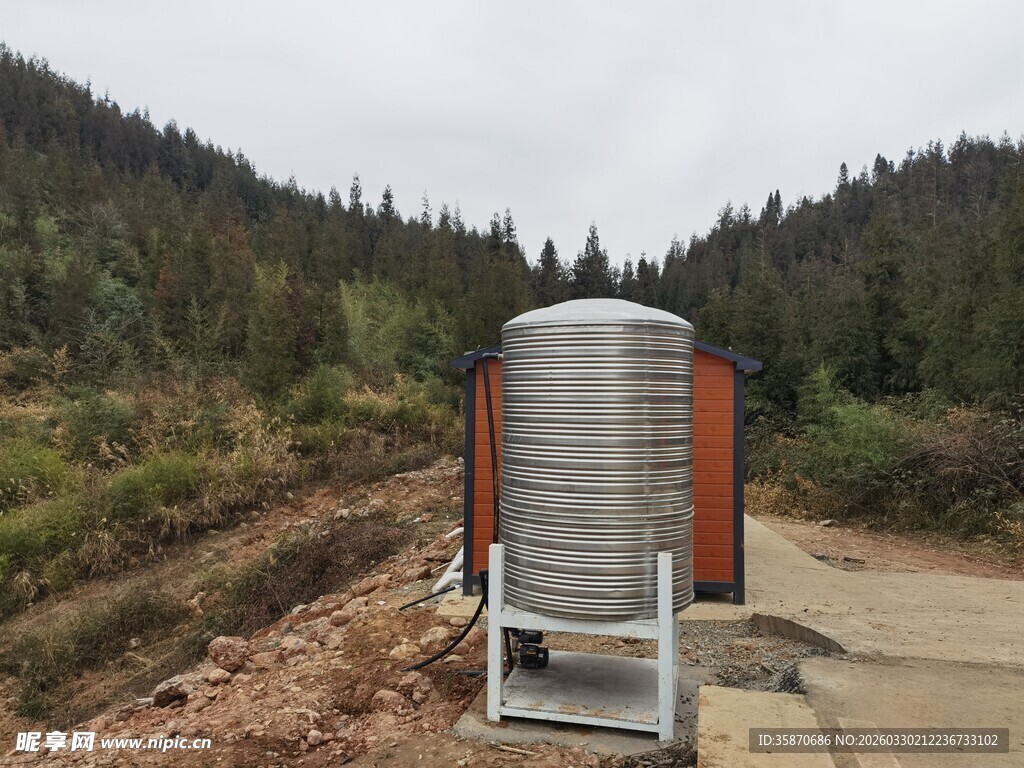 户外银色储水罐立于路旁