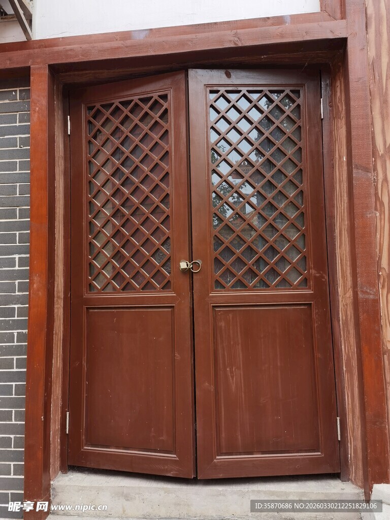 复古双开木质雕花大门