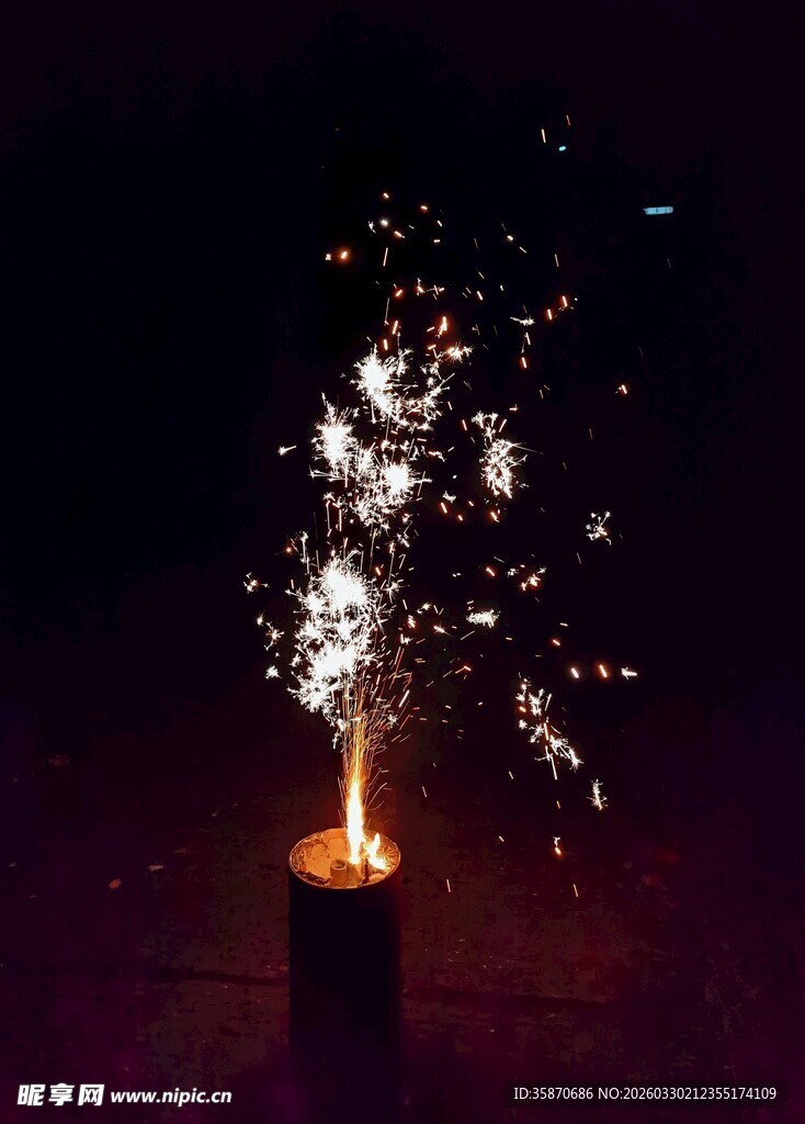 点燃的烟花绽放绚丽火花