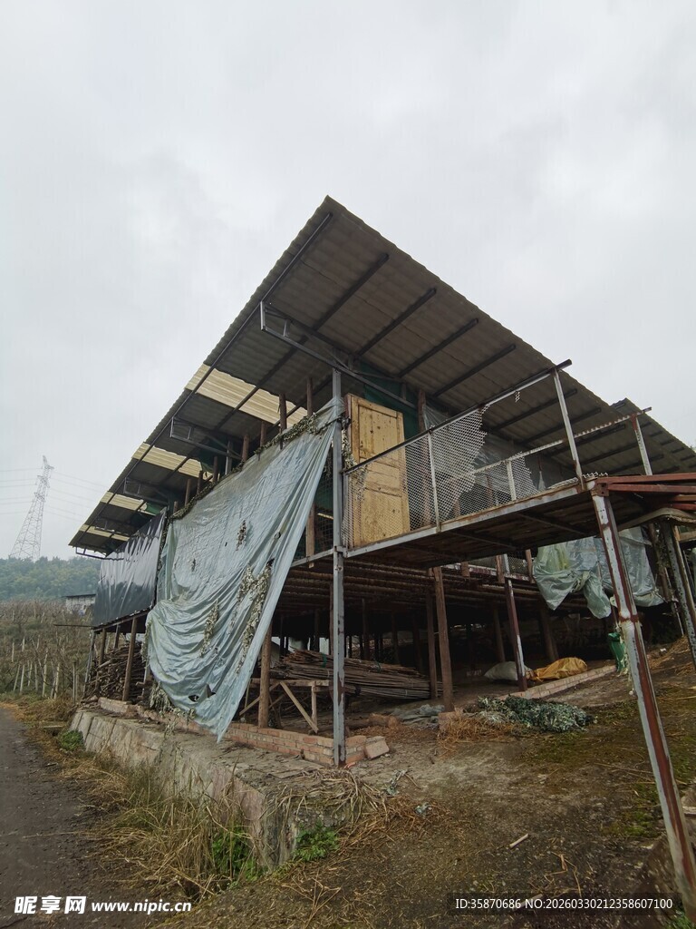 简易搭建的乡村破旧房屋