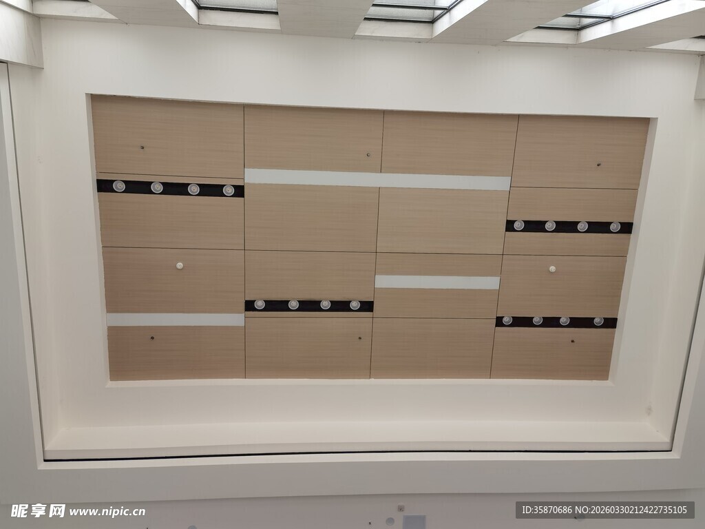 展示架上的物品陈列