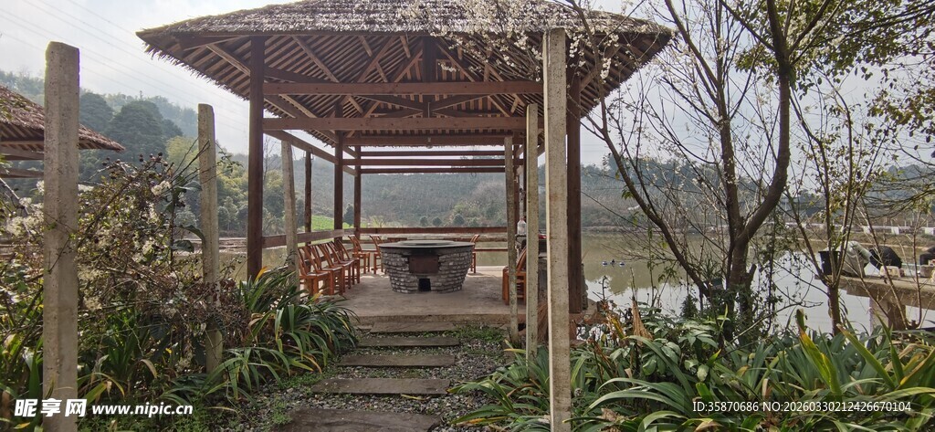 湖畔木质凉亭景观