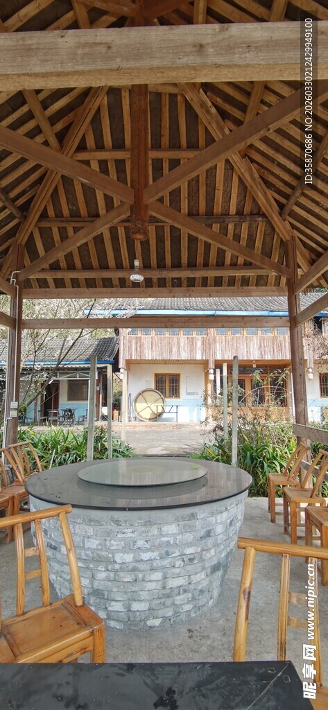 传统庭院中的木质结构景观