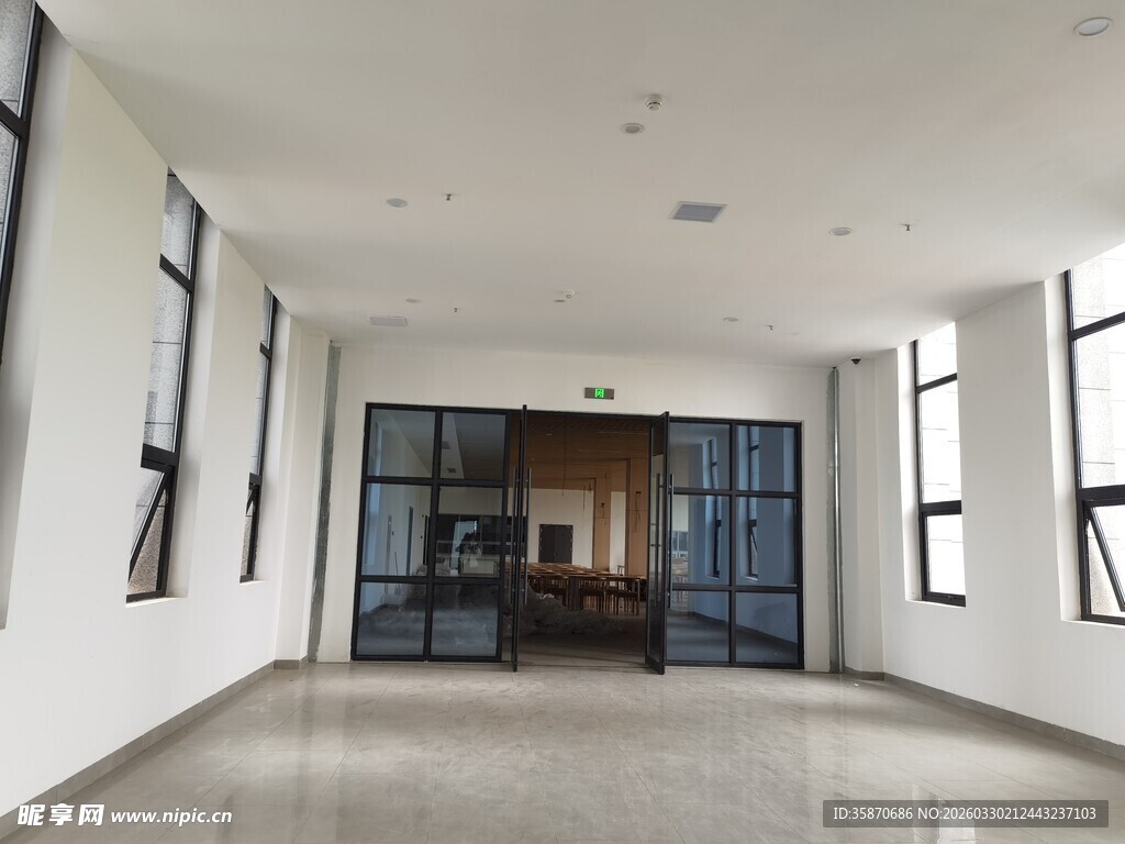 宽敞明亮的现代空旷室内空间