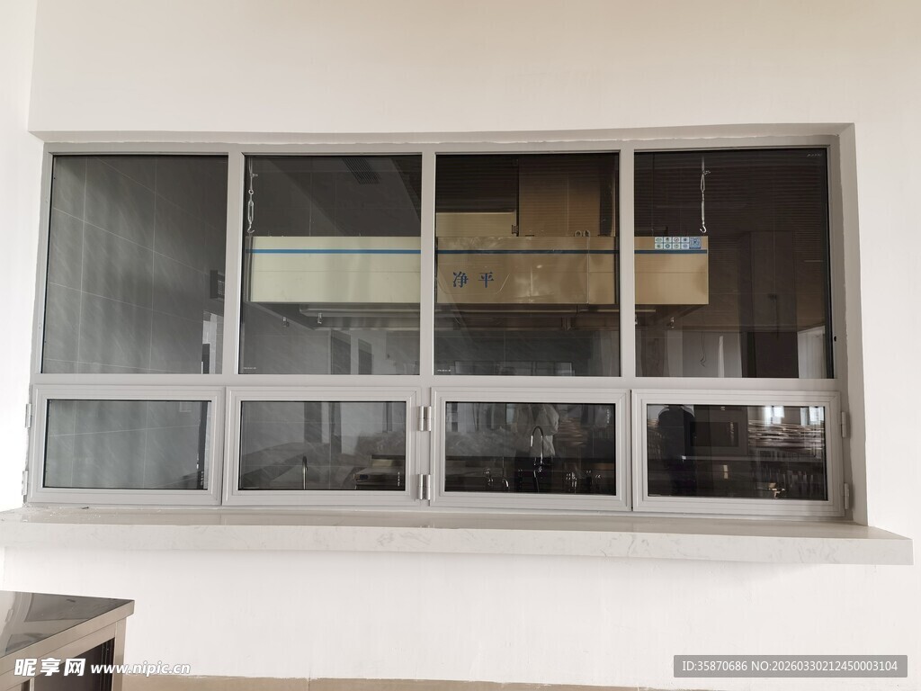 简约风格室内白色窗户