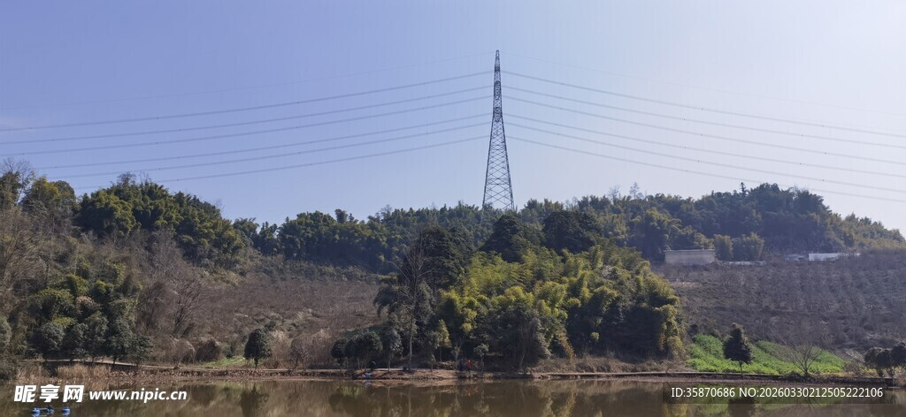 田野中的高耸通信塔