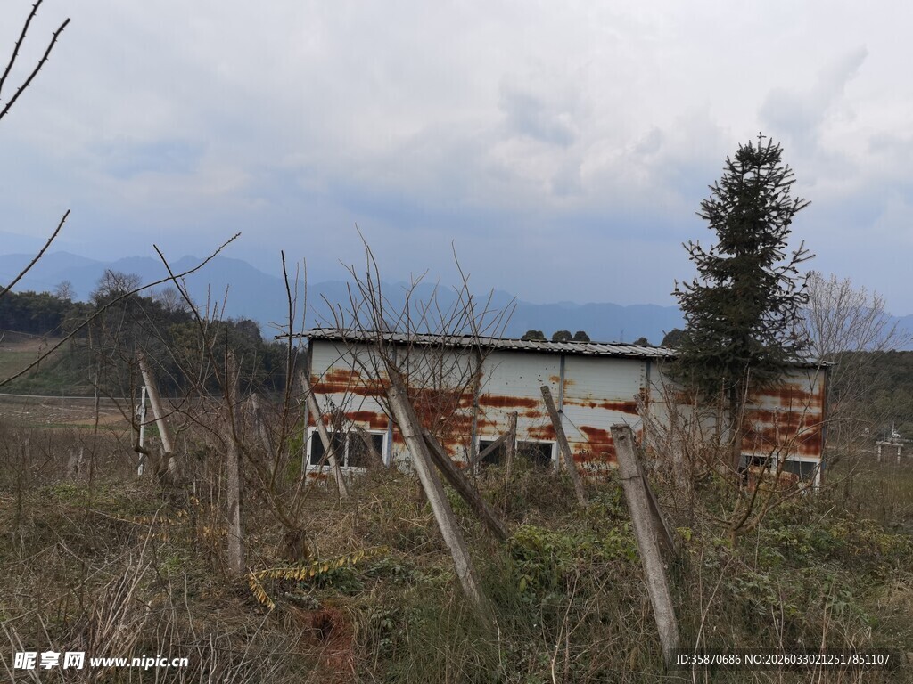 荒废野外的破旧建筑