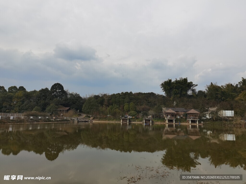 宁静湖畔乡村景色倒影