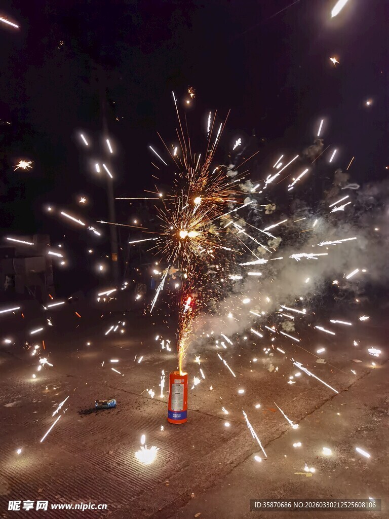 夜空中绚丽的手持烟花