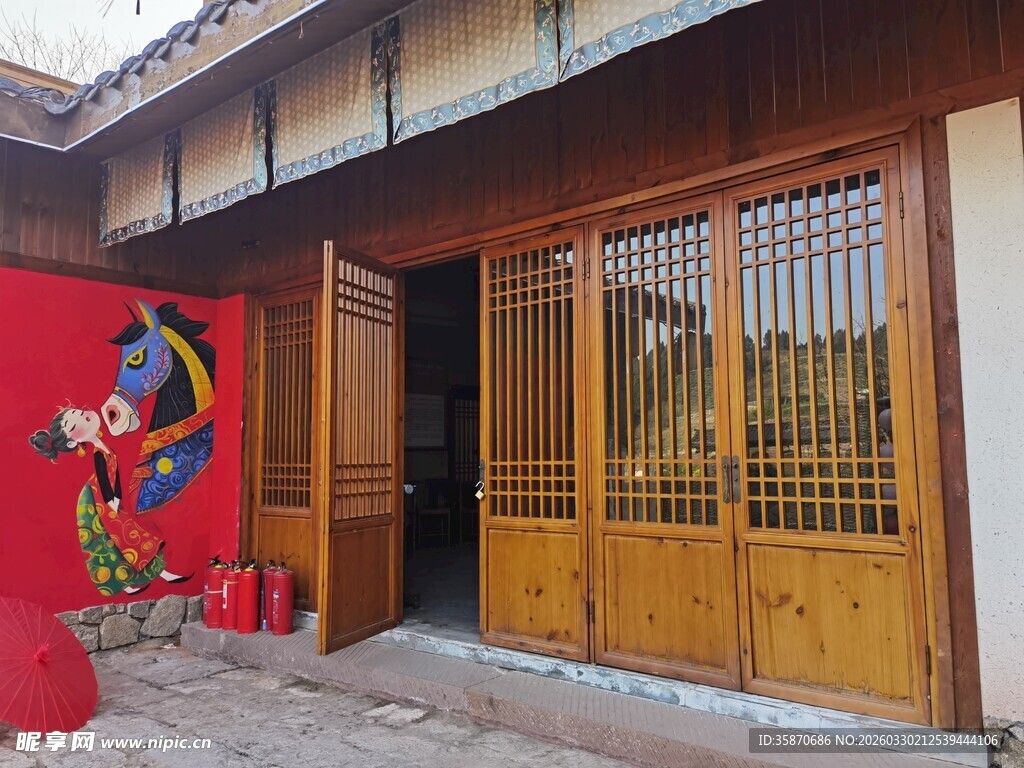 中式古宅门前的传统景象