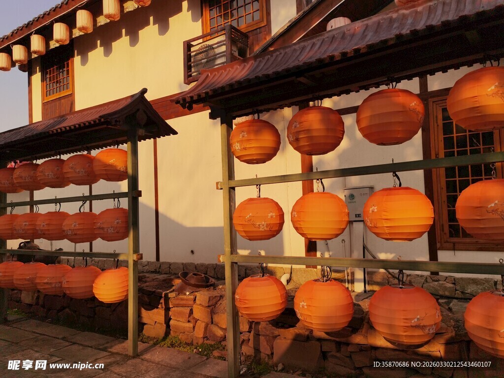 农家院悬挂的橙色灯笼