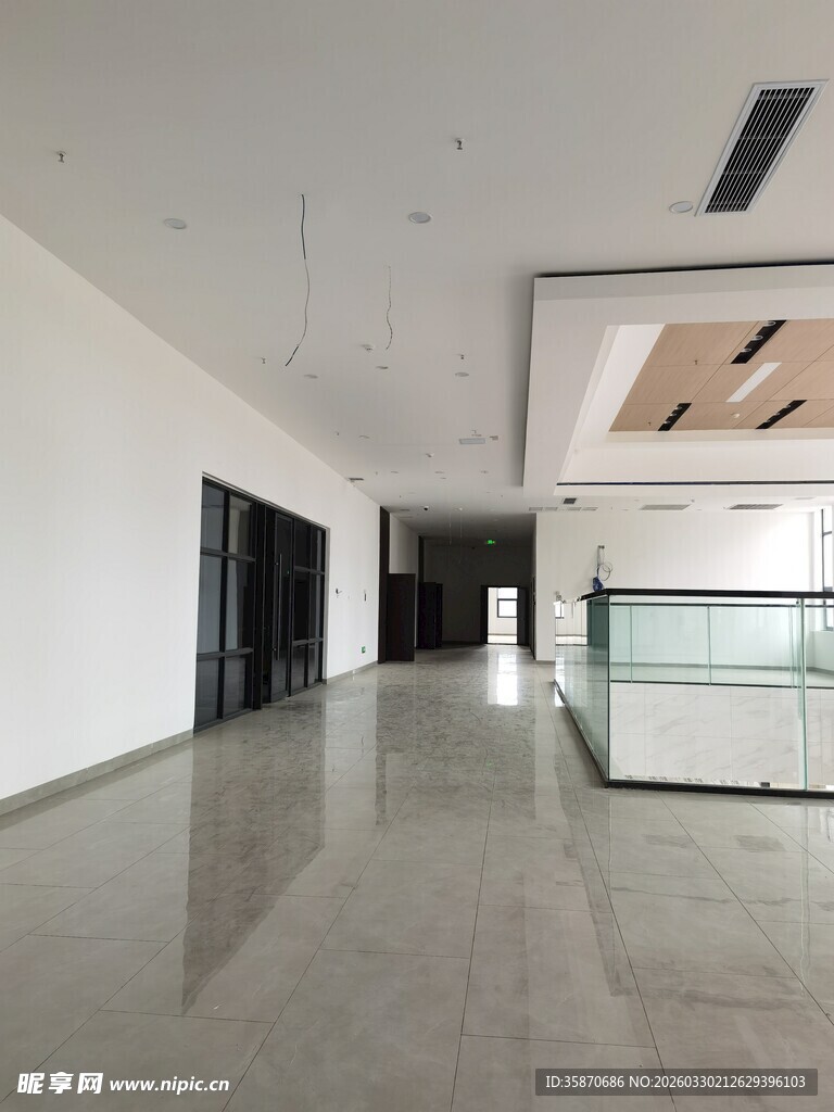 现代简约空旷室内走廊