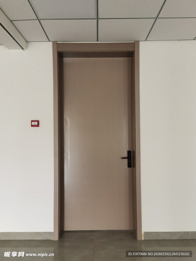 简约室内单扇木门场景