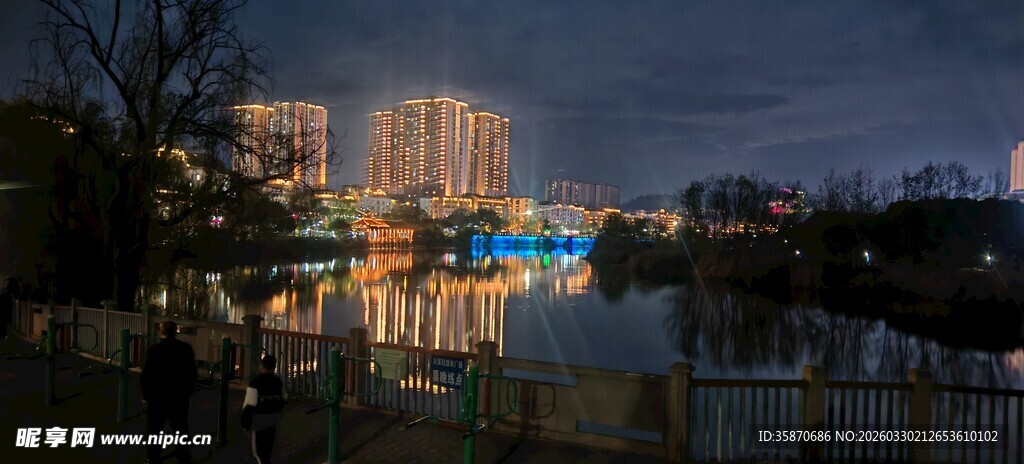 夜幕下的城市河畔风光