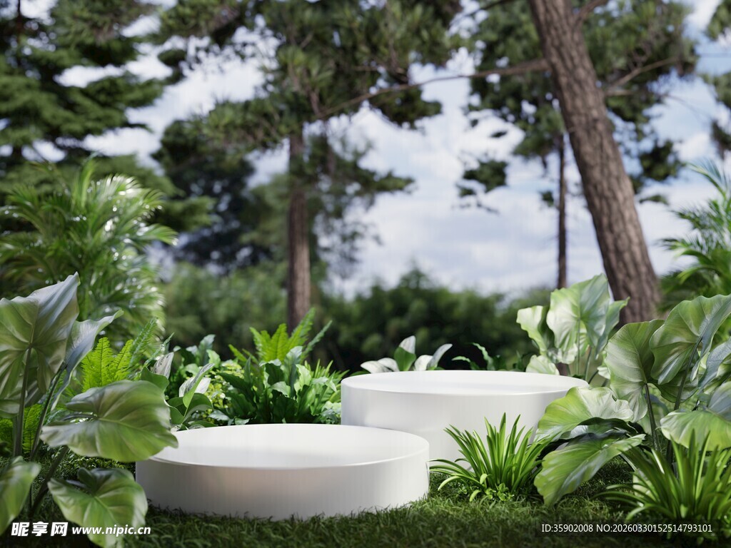 户外绿植环绕的圆形石凳