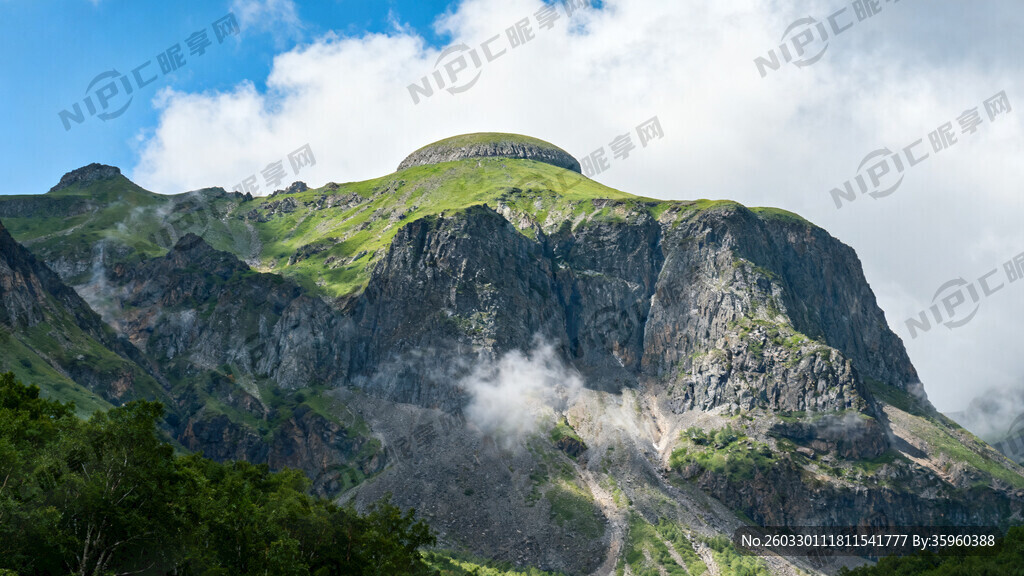 长白山主峰 夏季 仰视图