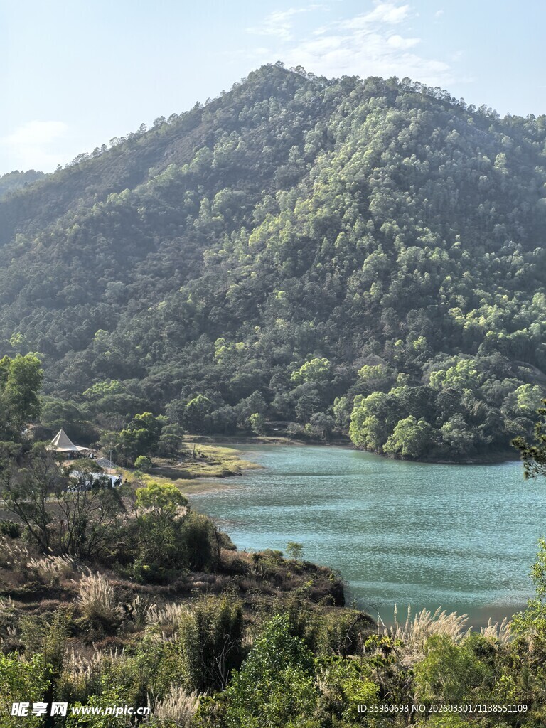 青山绿水间的美丽湖景