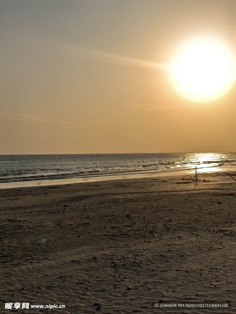 夕阳下的海滩美景
