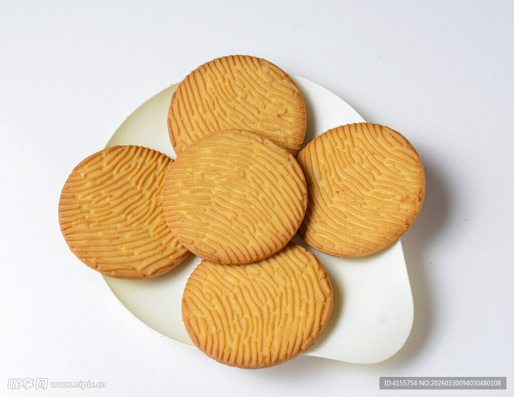 美味圆形饼干摆于白盘