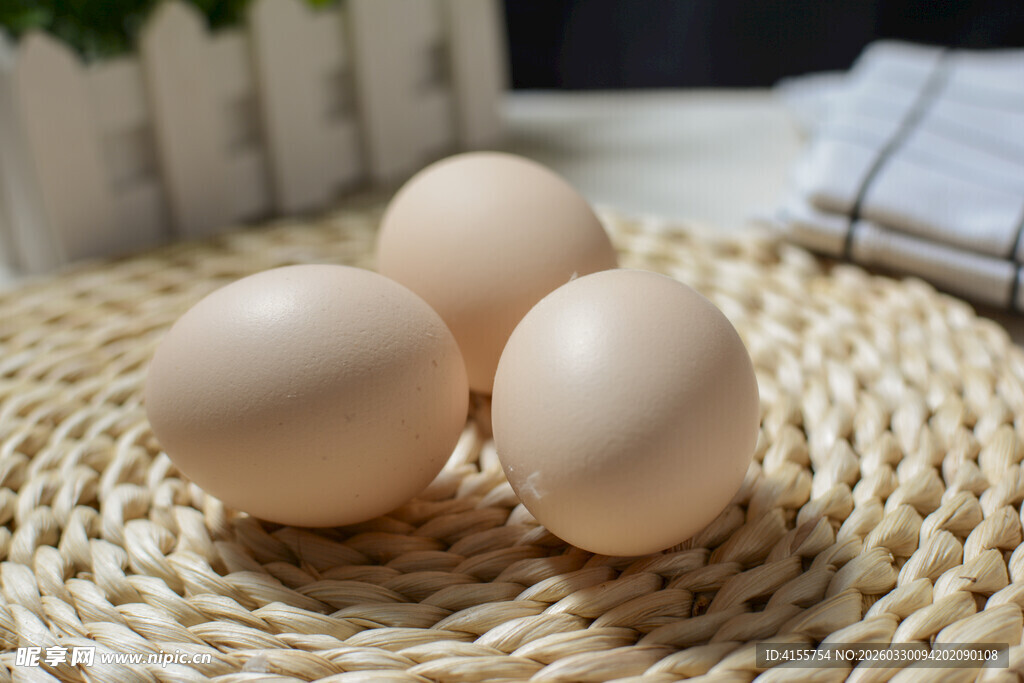 草垫上的三颗新鲜鸡蛋